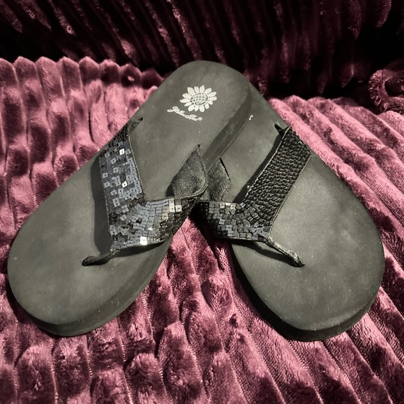 Yellow Box Black Sequin Sandals Size 6 - Picture 3 of 6